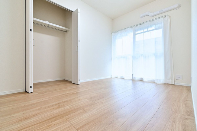 【洋室】 | 鳥飼リバーハイツ | 5.3帖の洋室。バルコニーに面した明るい洋室で換気や採光ばっちりです