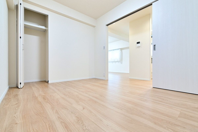 【洋室】 | 鳥飼リバーハイツ | 真ん中の洋室。リビングとは引き戸でフラットにつながっています