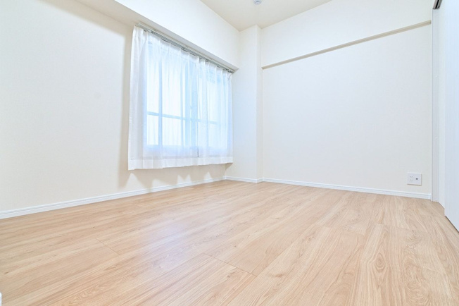 【洋室】 | 鳥飼リバーハイツ | 玄関側の5.5帖の洋室。大き目に窓が取ってあり、外の明かりを室内にたっぷり取り込めます