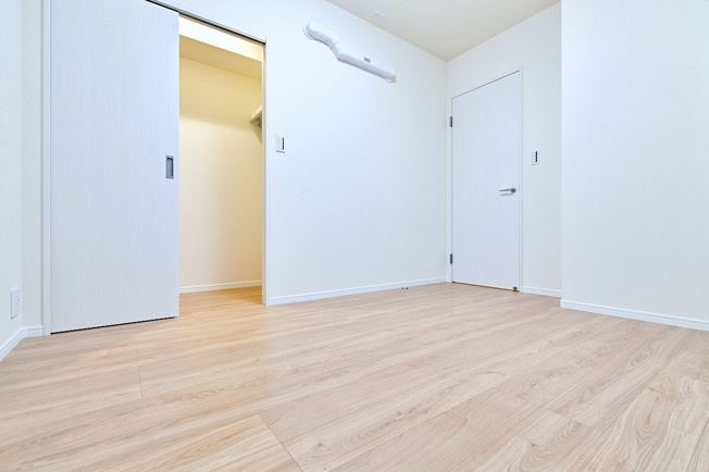 【収納】 | 鳥飼リバーハイツ | 大型ウォークインクローゼット付き。お洋服も大きな荷物もここにまとめてお部屋はスッキリ使えます