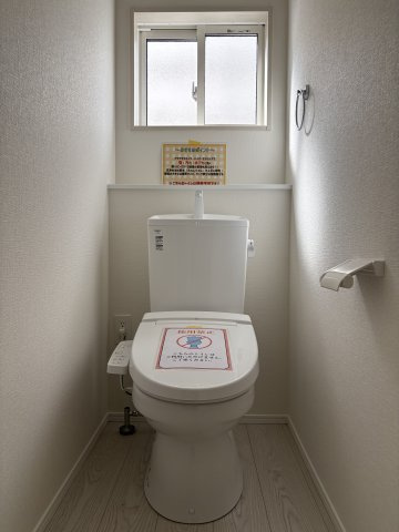 Bloom₋ブルーム　小倉南区津田新町1丁目4期　のトイレ|トイレも気になるポイント。温水洗浄便座付きのトイレです。汚れてもサッとひと拭きでお手入れ簡単。節水仕様でしっかり洗浄できます。環境にやさしく、しかも経済的です。