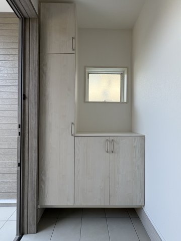 Bloom₋ブルーム　小倉南区津田新町1丁目4期　の玄関|家族みんなの靴がこれ1台に！玄関すっきり大容量シューズボックス付きです