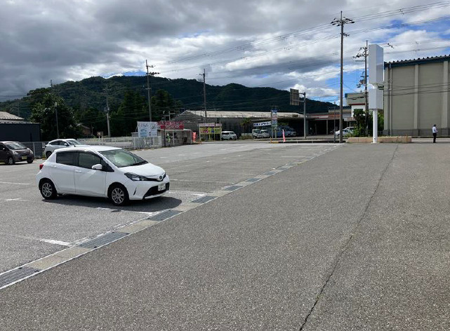 東近江市五個荘北町屋町の店舗の駐車場