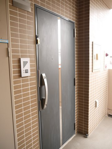 【玄関】 | Verona小竹向原 | 玄関ドアは、ダブルロックになっていますので、安心感があります。