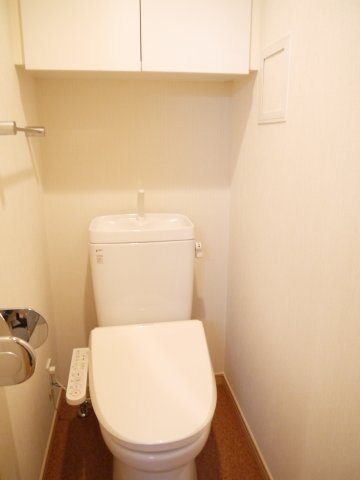 【トイレ】 | Verona小竹向原 | 白を基調とした清潔感があるトイレ。温水洗浄便座付きです。