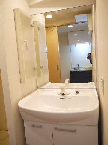 【独立洗面台】 | Verona小竹向原 | 身だしなみチェックや歯磨きなど、朝の慌ただしい時間でも余裕とゆとりを感じられる。