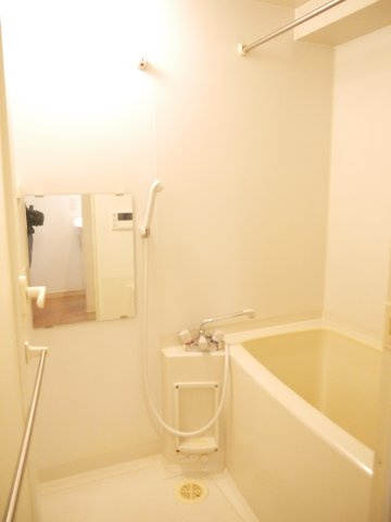 【浴室】 | Verona小竹向原 | 一日の疲れを癒すバスルームは、心地よいリラックスを叶える清潔感溢れる美しい空間です。