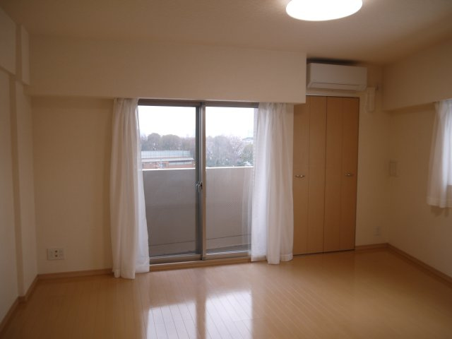 【洋室】 | Verona小竹向原 | 南西向きのお部屋となっていますので、陽の光が燦燦とはいってきます！