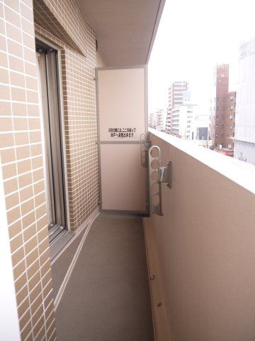 【バルコニー】 | Verona小竹向原 | 充分な広さと幅が確保されたバルコニー。天気が良い日には太陽の陽が差し込み、心地よいバルコニーです。