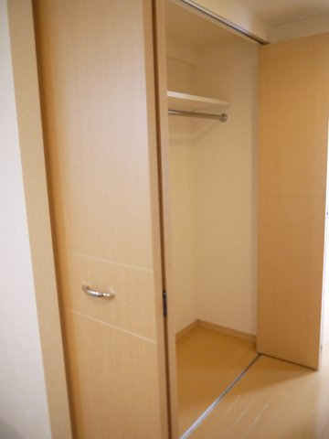 【収納】 | Verona小竹向原 | 廊下には、大型のクローゼットが備え付けられていますので、掃除機などを片付けるには、丁度よいです！