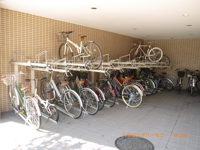 【駐輪場】 | Verona小竹向原 | 屋根付きの駐輪場となっていますので、雨の日でも大切な自転車が濡れずに済みます。