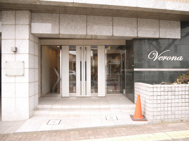 【エントランス】 | Verona小竹向原 | 重厚感溢れるエントランスは、マンションの優雅さを示す特徴でもあります。