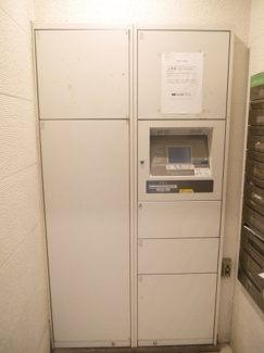 【その他共用部分】 | 一人暮らしには、とても便利な宅配ロッカーがあります。