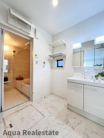 オール電化デザイナーズハウス高松市六条町④の独立洗面台|朝の支度にも助かる、独立の洗髪洗面化粧台　※同仕様モデルハウス画像