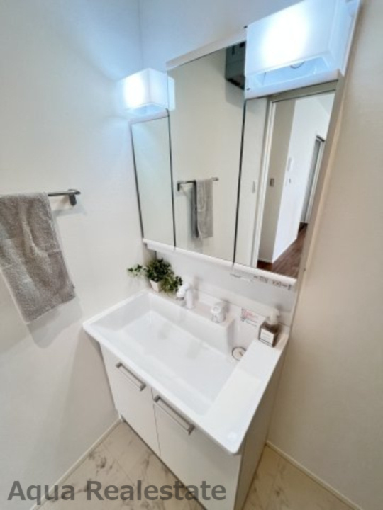 オール電化デザイナーズハウス高松市六条町④の独立洗面台|朝の身支度には欠かせない独立洗面化粧台　※同仕様モデルハウス画像