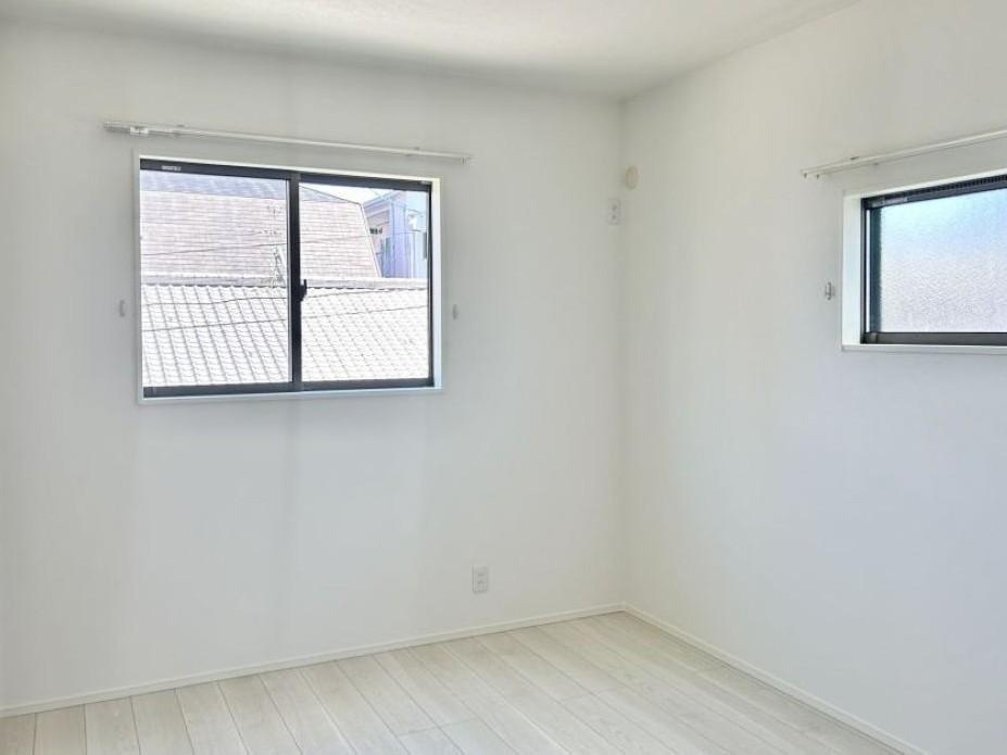 オール電化デザイナーズハウス高松市六条町④の洋室|6.1の洋室が２部屋あります。お子様のお部屋や書斎、趣味の部屋などとしても活用できます。もちろん全居室収納完備で、お部屋をすっきりと保つことができます。