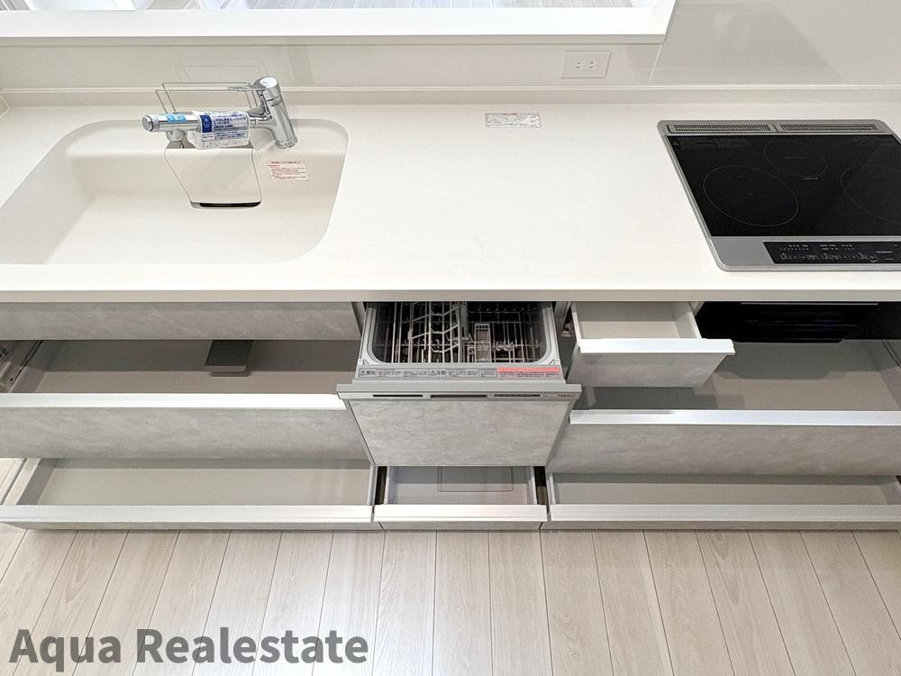 オール電化デザイナーズハウス高松市六条町④のキッチン|家族の顔が見える対面キッチン。食洗機やIHコンロも標準装備で、後片付けもスピーディ。毎日の料理が楽しくなります♪　※同仕様モデルハウス画像