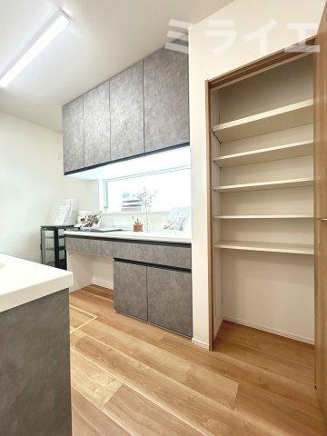 【新築戸建】江別市東野幌町7棟のキッチン|カップボード・パントリー付