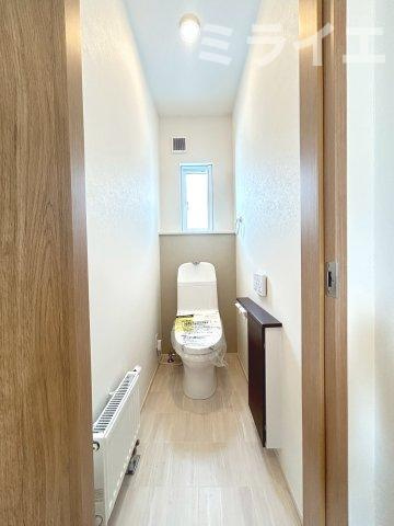 【新築戸建】江別市東野幌町7棟のトイレ|1階・2階に設置。節水タイプで経済的。