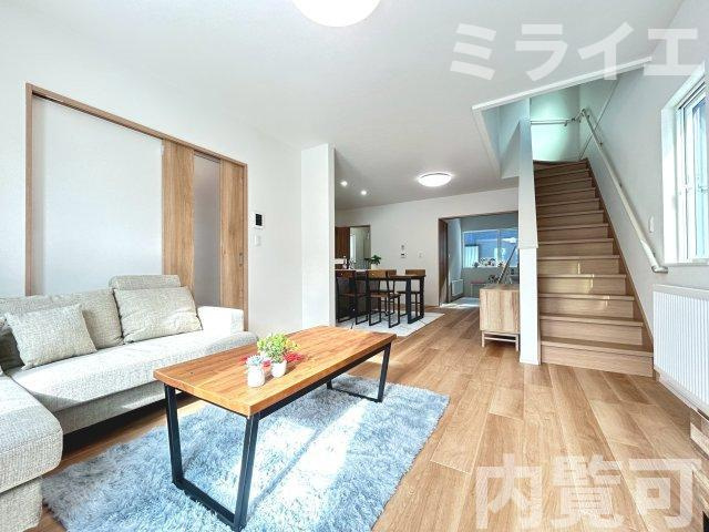 【新築戸建】江別市東野幌町7棟の居間・リビング|【仲介手数料無料】【内覧可能】です。