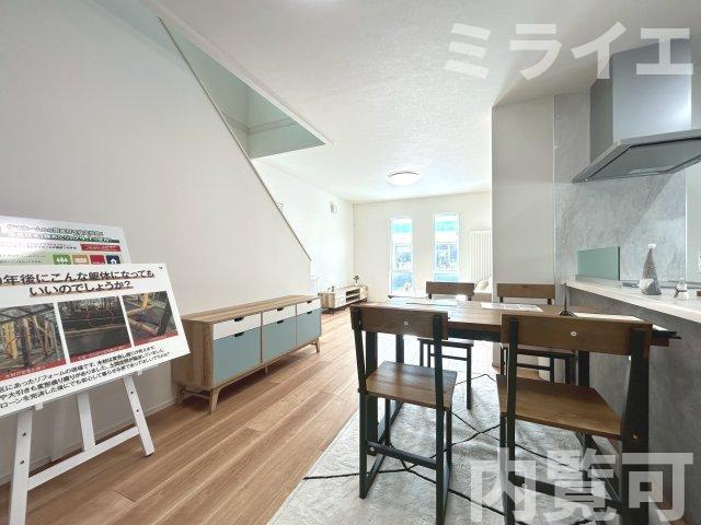 【新築戸建】江別市東野幌町7棟のキッチン|ダイニングが見渡せる対面キッチンを採用。