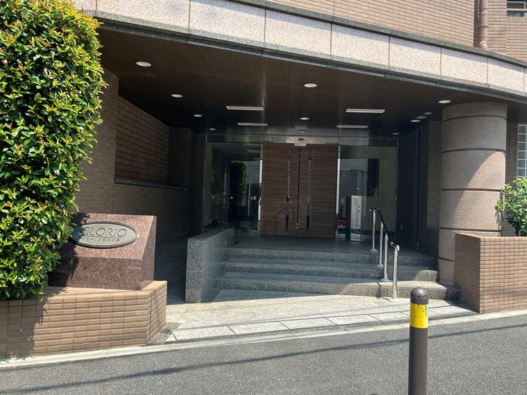 グローリオ駒沢大学のエントランス