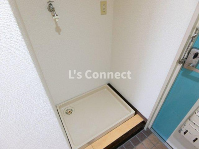 【設備】 | レジデンス佐々木 | 室内洗濯機置き場には排水パン付き。（参考写真）