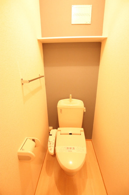洗浄、暖房機能付きのトイレは上部に棚付きです