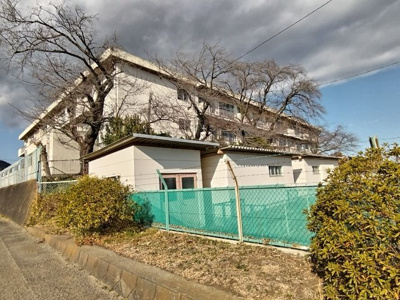 伊勢原市立山王中学校まで1600ｍ