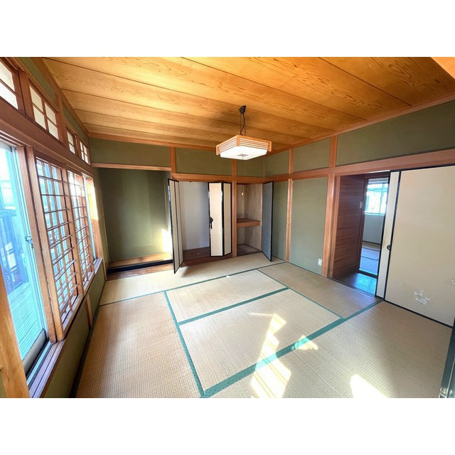 西改田住居付店舗の居間・リビング|２階和室