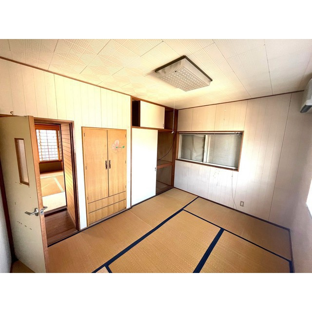西改田住居付店舗の居間・リビング|２階和室