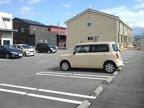 フェリーチェ向新庄の駐車場|カースペースがあります