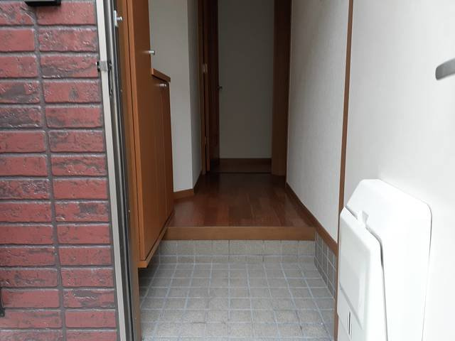 ヴィラ　アルページュの玄関|収納もある玄関です