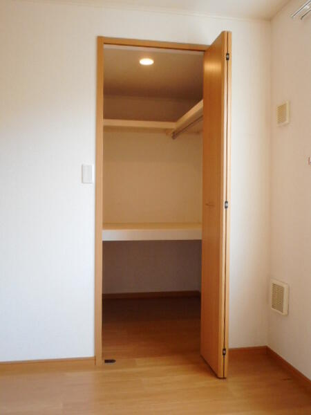 サン　ローレル２の収納