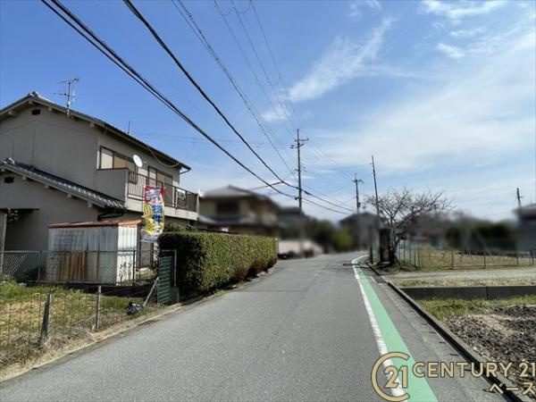 磯城郡三宅町大字屏風の売地の前面道路含む現地写真|■現地撮影写真■ 前面道路は６ｍ以上と広くゆったりしています。