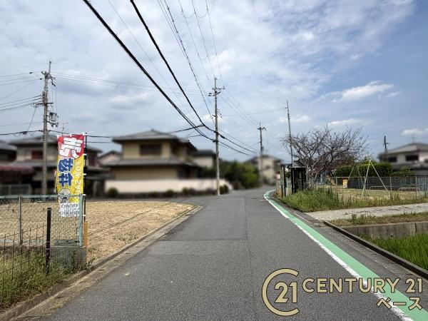 磯城郡三宅町大字屏風の売地の前面道路含む現地写真|■現地撮影写真■ 道路向かいには公園があります。落ち着いた住環境です。