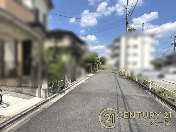 生駒郡斑鳩町興留１丁目の売地の前面道路含む現地写真|■現地撮影写真■ 前面道路は５ｍ以上と広くゆったりしています！