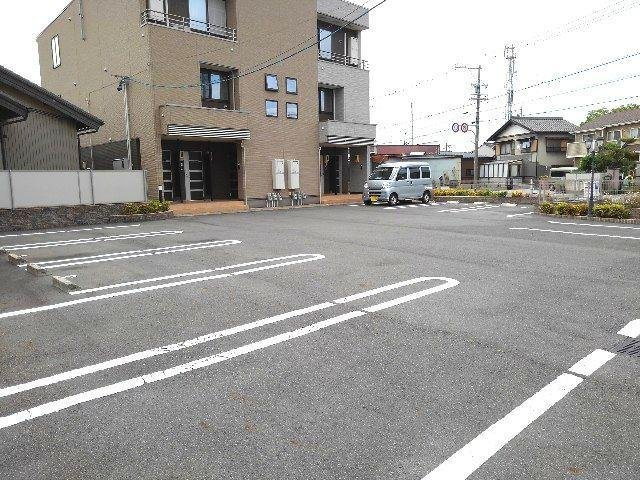 パストラルの駐車場