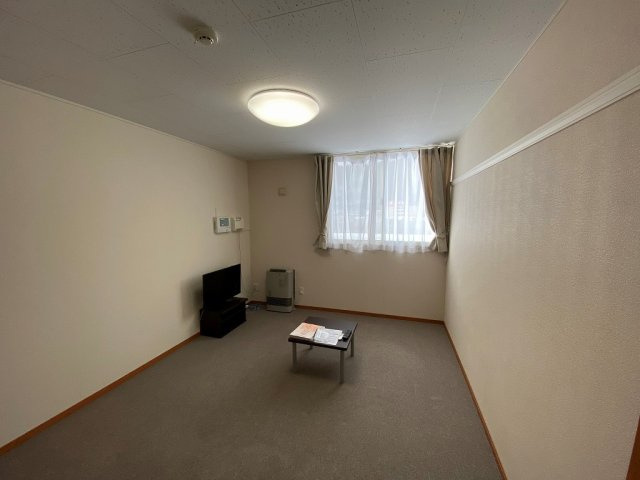 レオパレスアルデバランの居間・リビング|居室：１Fはフローリング　2Fは絨毯