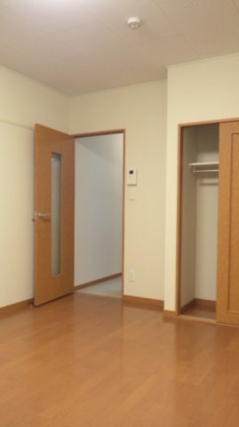 レオパレスアルデバランの居間・リビング|１階はフローリング、2階はカーペットになります。