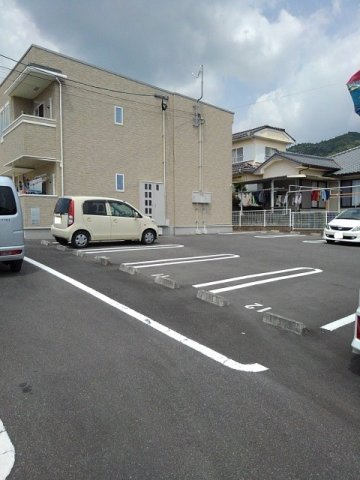 フェリオ　ファイブの駐車場