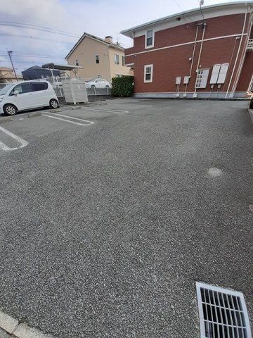 メゾンソレイユの駐車場