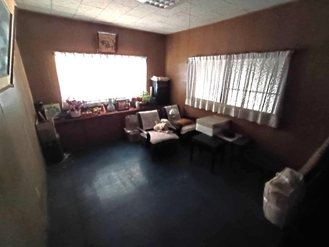 西条市周布348-6の洋室