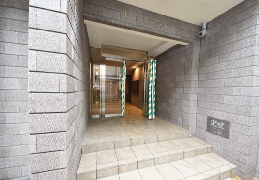はなぶさマンションのエントランス