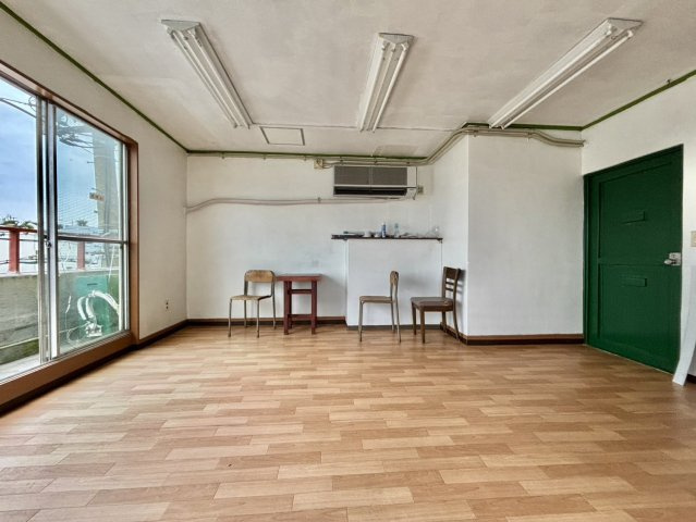 白楽ビルの居間・リビング