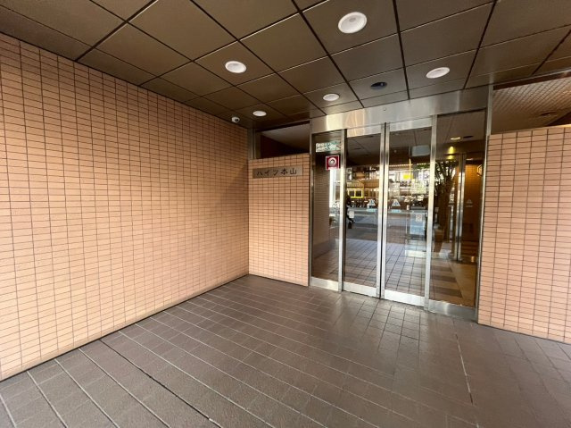 ハイツ本山のエントランス