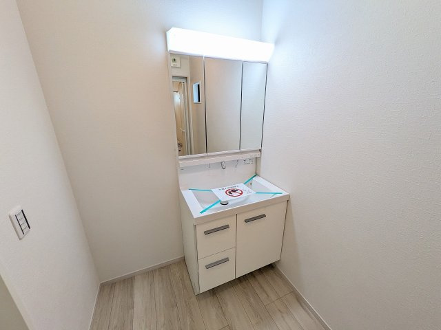 八王子市　中野町　新築一戸建て　２期の独立洗面台|～３面鏡付きの独立洗面台　細々している物をスッキリ収納出来ます～