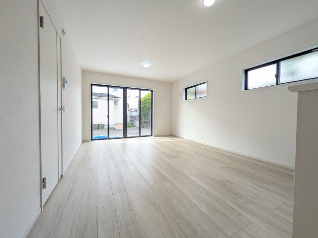 八王子市　中野町　新築一戸建て　２期の居間・リビング|～22.2帖の明るく開放感のあるLDK、家族団欒の時間をお過ごしいただけます～