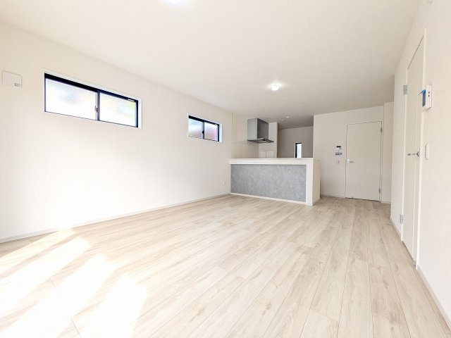 八王子市　中野町　新築一戸建て　２期の居間・リビング|～22.2帖の明るく開放感のあるLDK、家族団欒の時間をお過ごしいただけます～