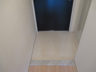 【玄関】 | アドバンス新大阪５ | シューズボックス付き玄関で靴がいっぱいあっても大丈夫